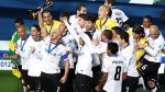 Jogadores do Corinthians levantam a taça de campeão mundial