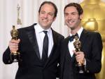 Simon Chinn, produtor, e Malik Bendhell, diretor, recebem o Oscar